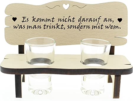 Schnapsbank Schnapslatte mit 2 Gläsern, gravierter Spruch - Es kommt Nicht darauf an was Man trinkt, sondern mit WEM